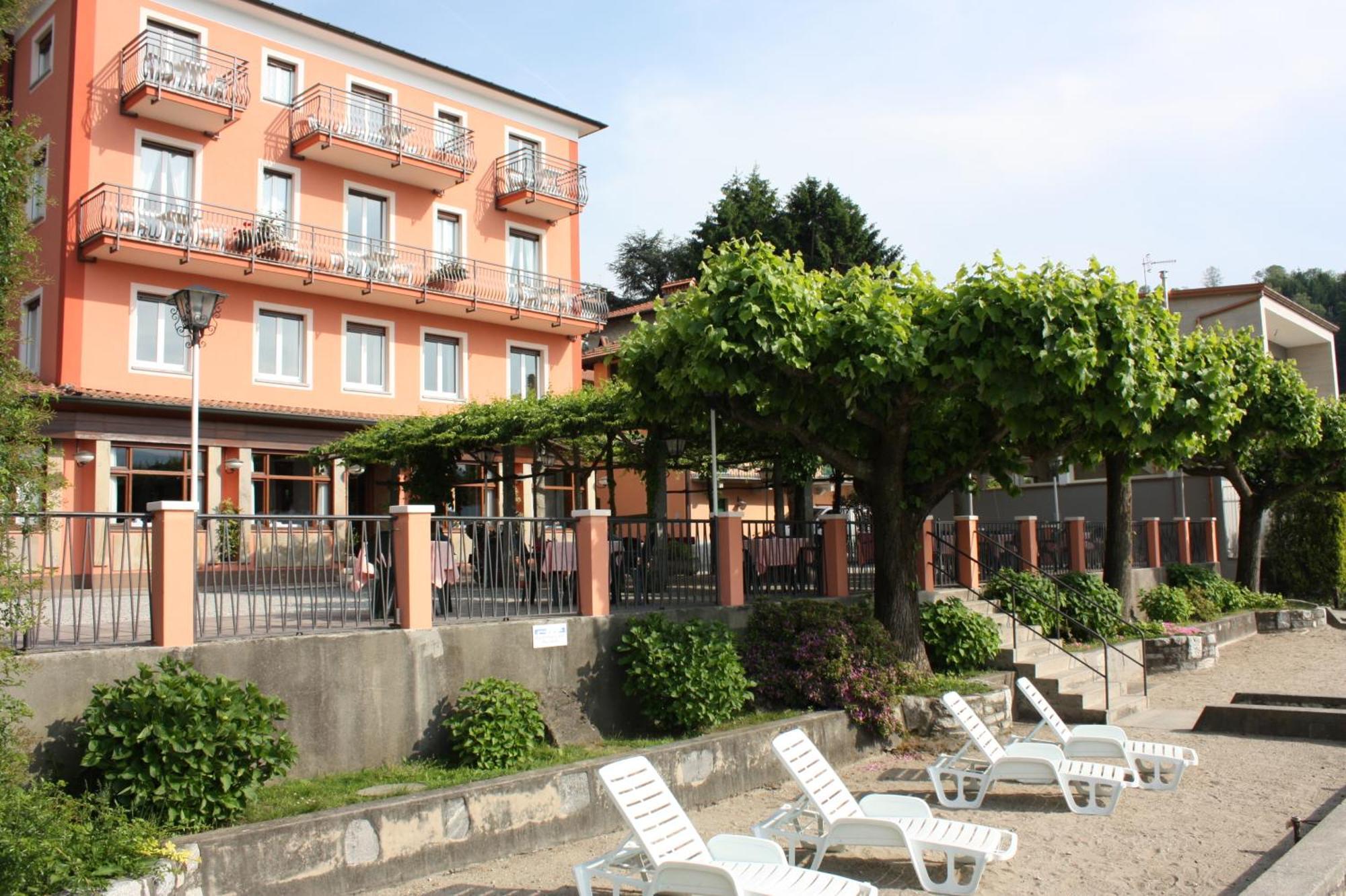 Albergo Riva Reno Di Leggiuno Exteriér fotografie