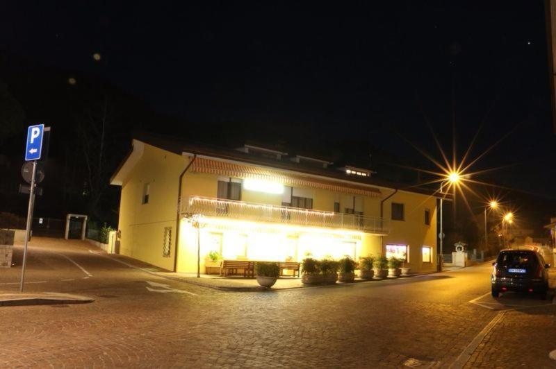 Albergo Riva Reno Di Leggiuno Exteriér fotografie